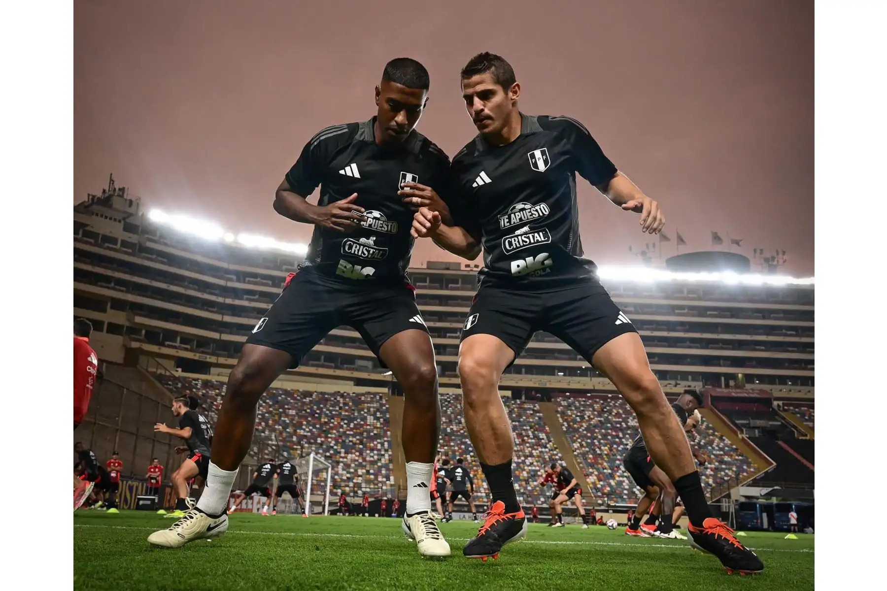 Jugadores de la Selección Peruana de Fútbol, dirigidos por el técnico Jorge Fossati, entrenan desde el campo del Estadio Monumental de Ate, a un día previo al partido amistoso entre las selecciones de Perú y República Dominicana. Foto: FPF