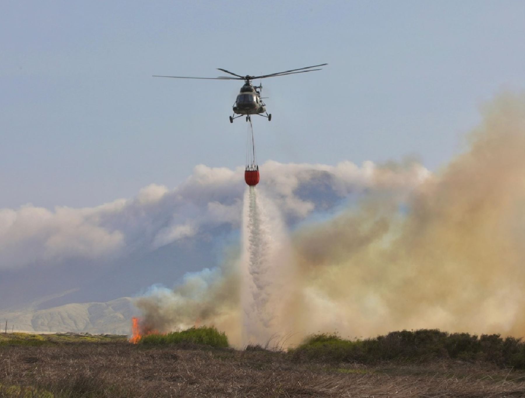 Helicópteros de la FAP ayudan a combatir el incendio forestal que afecta a los humedales de Villa María, ubicado en el distrito de Nuevo Chimbote, provincia ancashina del Santa.