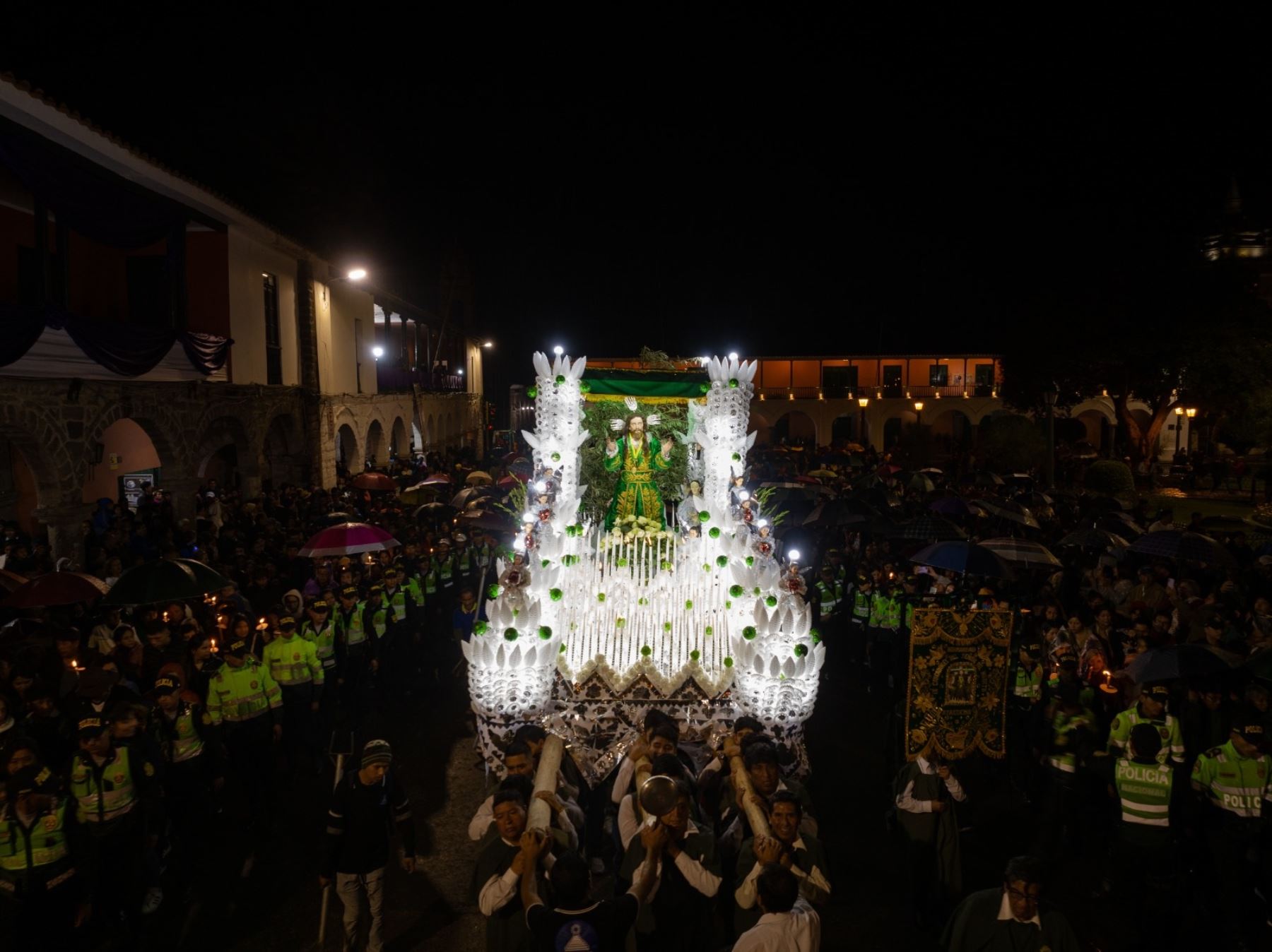 Devoción en Ayacucho. Cientos de feligreses acompañaron anoche la procesión del Señor del Huerto en el lunes santo, una actividad tradicional que forma parte de la celebración de la Semana Santa en Ayacucho. ANDINA/Difusión