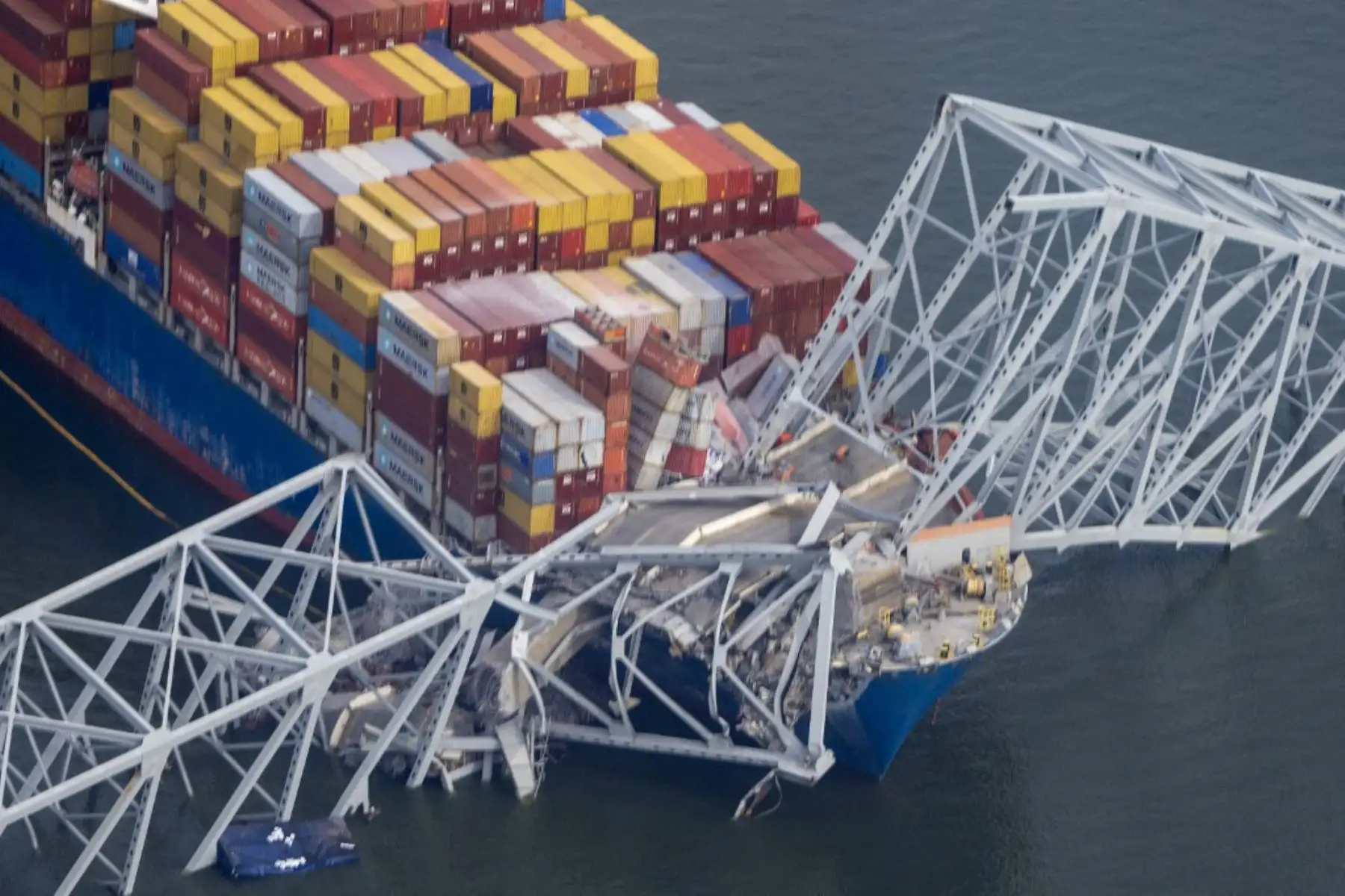 El puente Francis Scott Key, de la ciudad estadounidense de Baltimore, colapsó en la mañana del martes debido al choque de un barco contra uno de sus pilares, informó la Autoridad de Transporte del estado de Maryland.  Foto: AFP