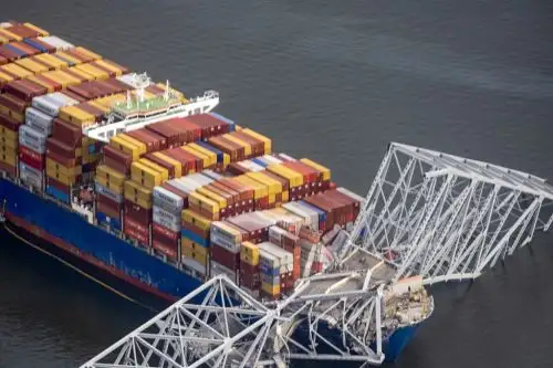 La empresa que opera el barco con bandera de Singapur que chocó el martes contra un puente en Baltimore, en la costa este de EE. UU., informó que no hubo heridos entre los miembros de la tripulación. Foto: AFP/Archivo