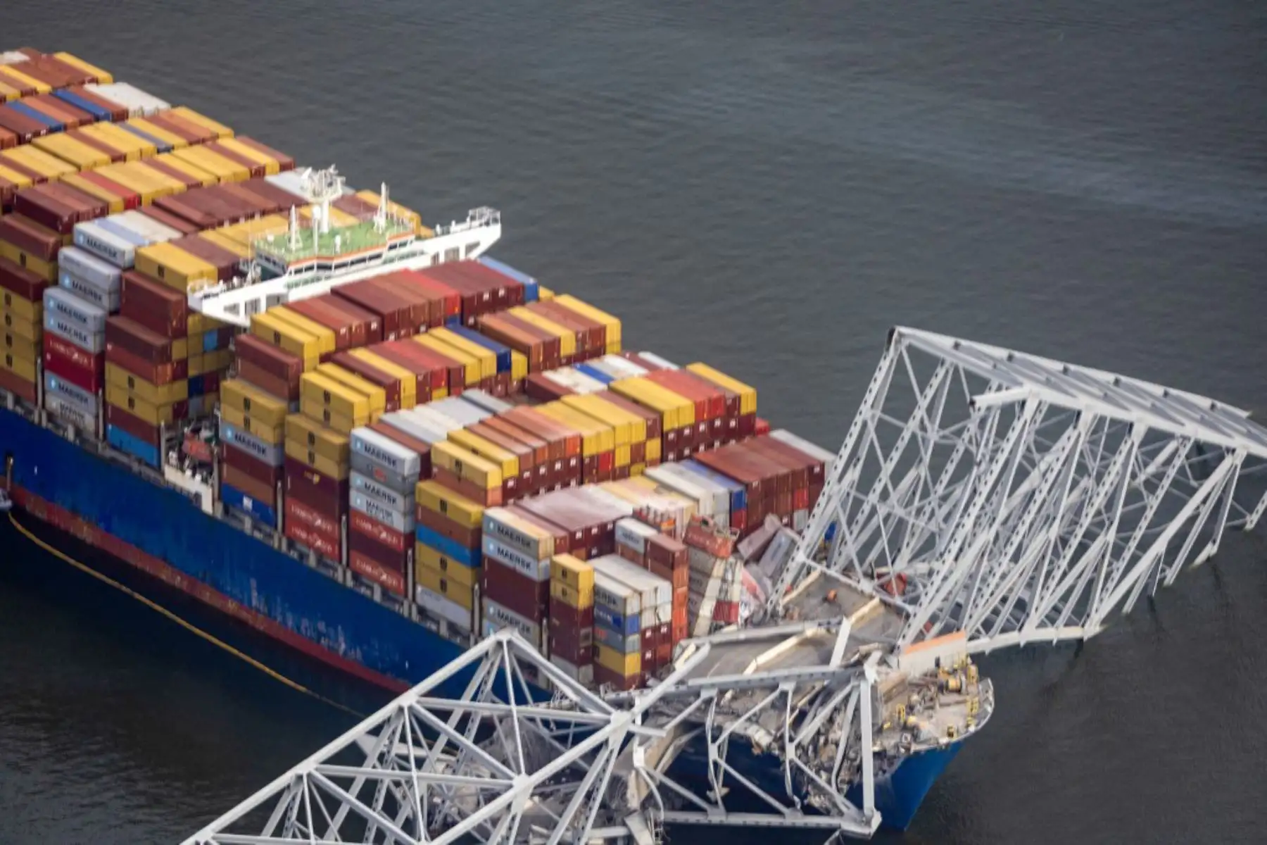 La empresa que opera el barco con bandera de Singapur que chocó el martes contra un puente en Baltimore, en la costa este de Estados Unidos, informó que no hubo heridos entre los miembros de la tripulación. Foto: AFP