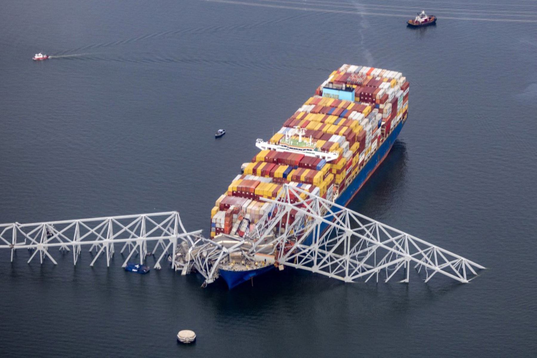 La empresa que opera el barco con bandera de Singapur que chocó el martes contra un puente en Baltimore, en la costa este de Estados Unidos, informó que no hubo heridos entre los miembros de la tripulación. Foto: AFP
