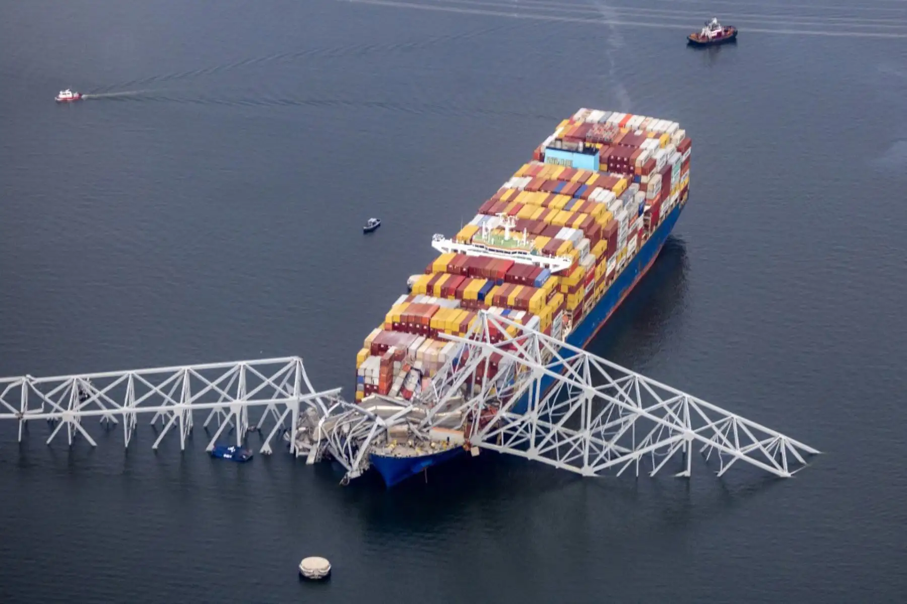 La empresa que opera el barco con bandera de Singapur que chocó el martes contra un puente en Baltimore, en la costa este de Estados Unidos, informó que no hubo heridos entre los miembros de la tripulación. Foto: AFP