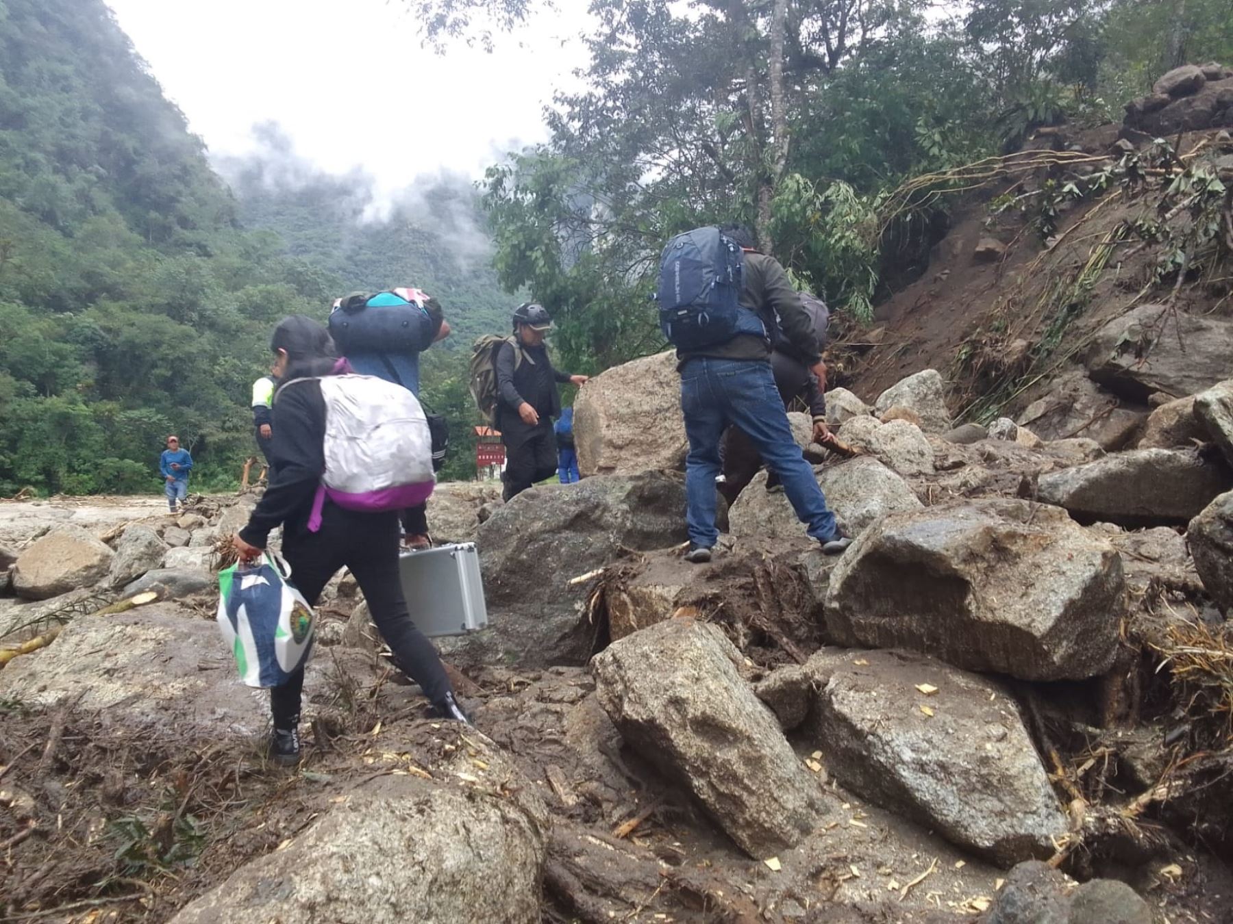 Decenas de turistas y pobladores que viajaban en el tren Ollantaytambo - Machu Picchu se vieron obligados a caminar tras la caída de un huaico sobre la vía férrea.
