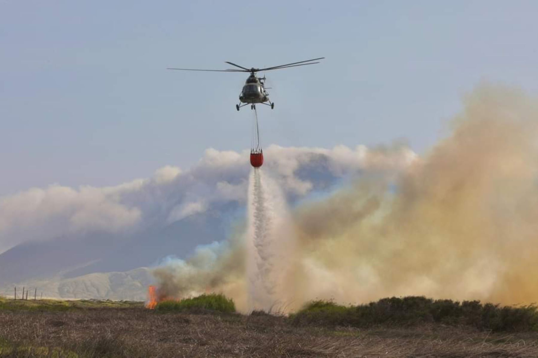 En más de dos horas de operación, las tres aeronaves lograron la descarga de 45,000 litros de agua sobre los focos del incendio, lo que permitió el control posterior de la emergencia. Foto: Difusión Mindef