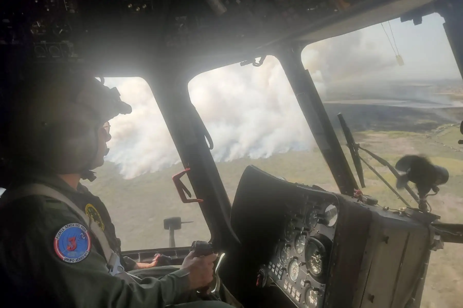 Por disposición del Gobierno, a través del Ministerio de Defensa, las Fuerzas Armadas desplegaron, de acuerdo con sus procedimientos, sus capacidades para brindar apoyo al Cuerpo General de Bomberos Voluntarios del Perú en las tareas de mitigación del incendio forestal registrado en los humedales de Villa María, ubicados en el distrito de Nuevo Chimbote, departamento de Áncash. Foto: Difusión Mindef