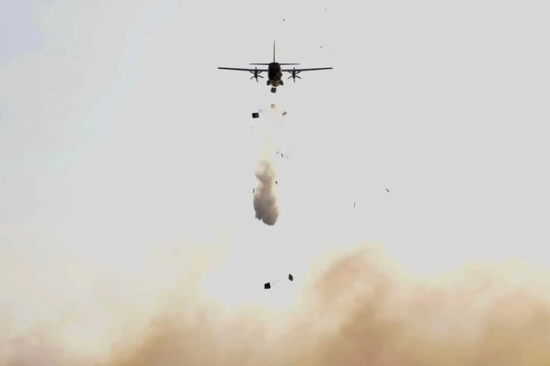 Por disposición del Gobierno, a través del Ministerio de Defensa, las Fuerzas Armadas desplegaron, de acuerdo con sus procedimientos, sus capacidades para brindar apoyo al Cuerpo General de Bomberos Voluntarios del Perú en las tareas de mitigación del incendio forestal registrado en los humedales de Villa María, ubicados en el distrito de Nuevo Chimbote, departamento de Áncash. Foto: Difusión Mindef