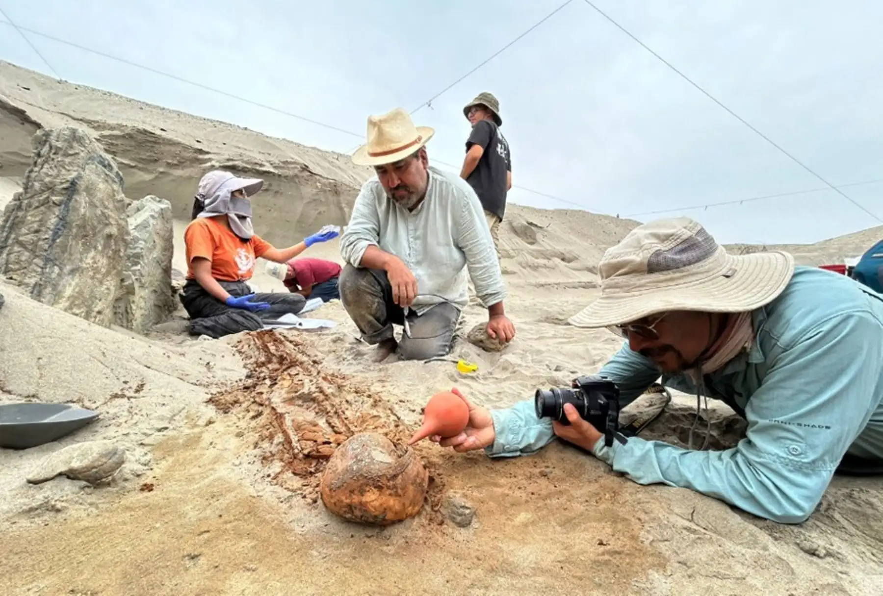Después de 34 años de la primigenia excavación y estudio del sitio arqueológico Puémape, ubicado en el distrito de San Pedro de Lloc, en la región La Libertad, investigadores del Programa Arqueológico Chicama han encontrado nuevas evidencias sobre el templo religioso erigido allí hace aproximadamente 3,000 años por la sociedad Cupisnique y sobre el cementerio que funcionó posteriormente en esa zona durante la ocupación de la también cultura preinca Salinar.
