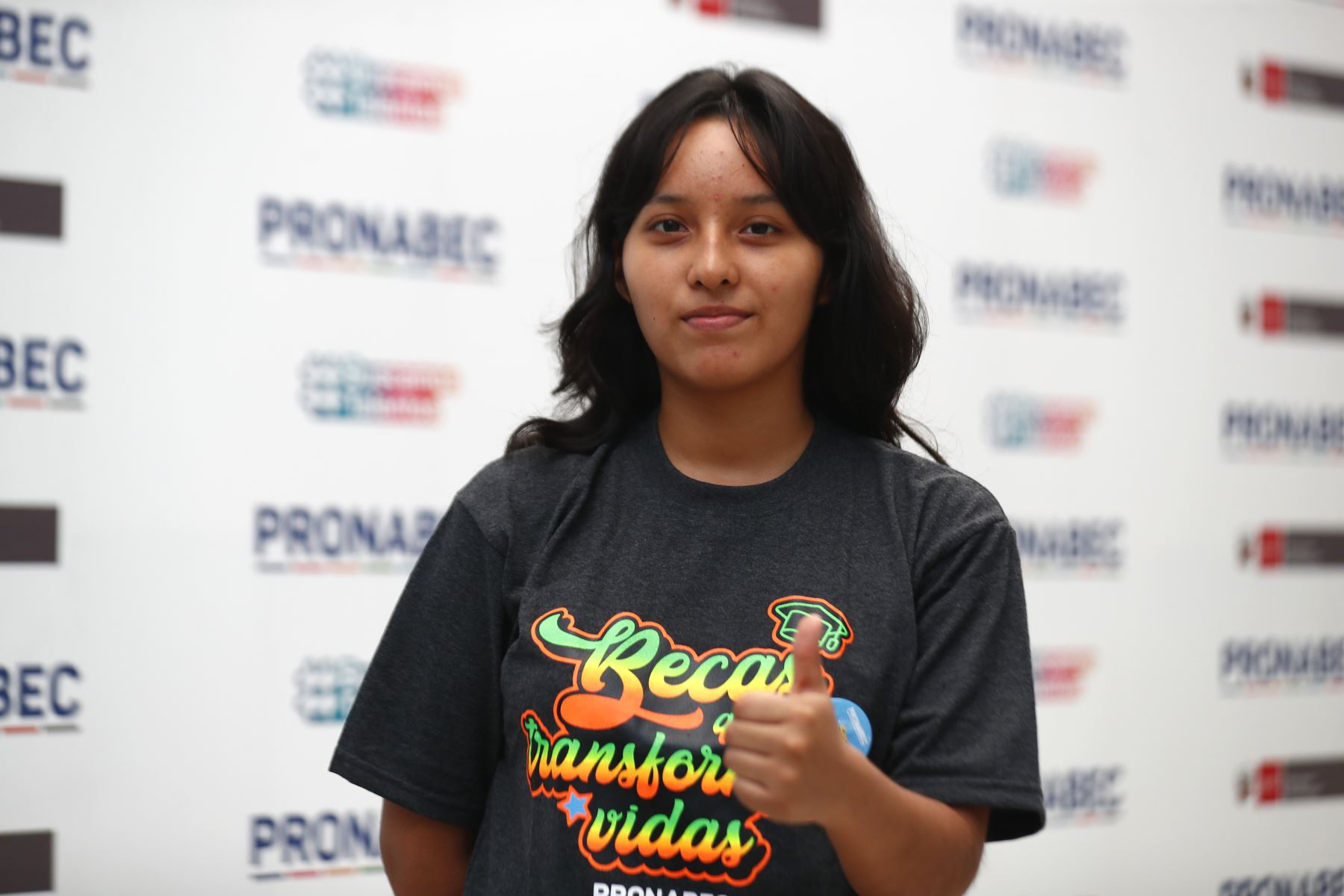 Lizbeth Mamani Chávez es una de los 4 mil jóvenes peruanos que fueron seleccionados ganadores del primer concurso del programa Beca 18 - 2024. Ella alcanzó la beca como primer puesto en la modalidad Repared, y ahora podrá estudiar la carrera de Ingeniería Biomédica en la UNMSM. Foto: ANDINA/Daniel Bracamonte
