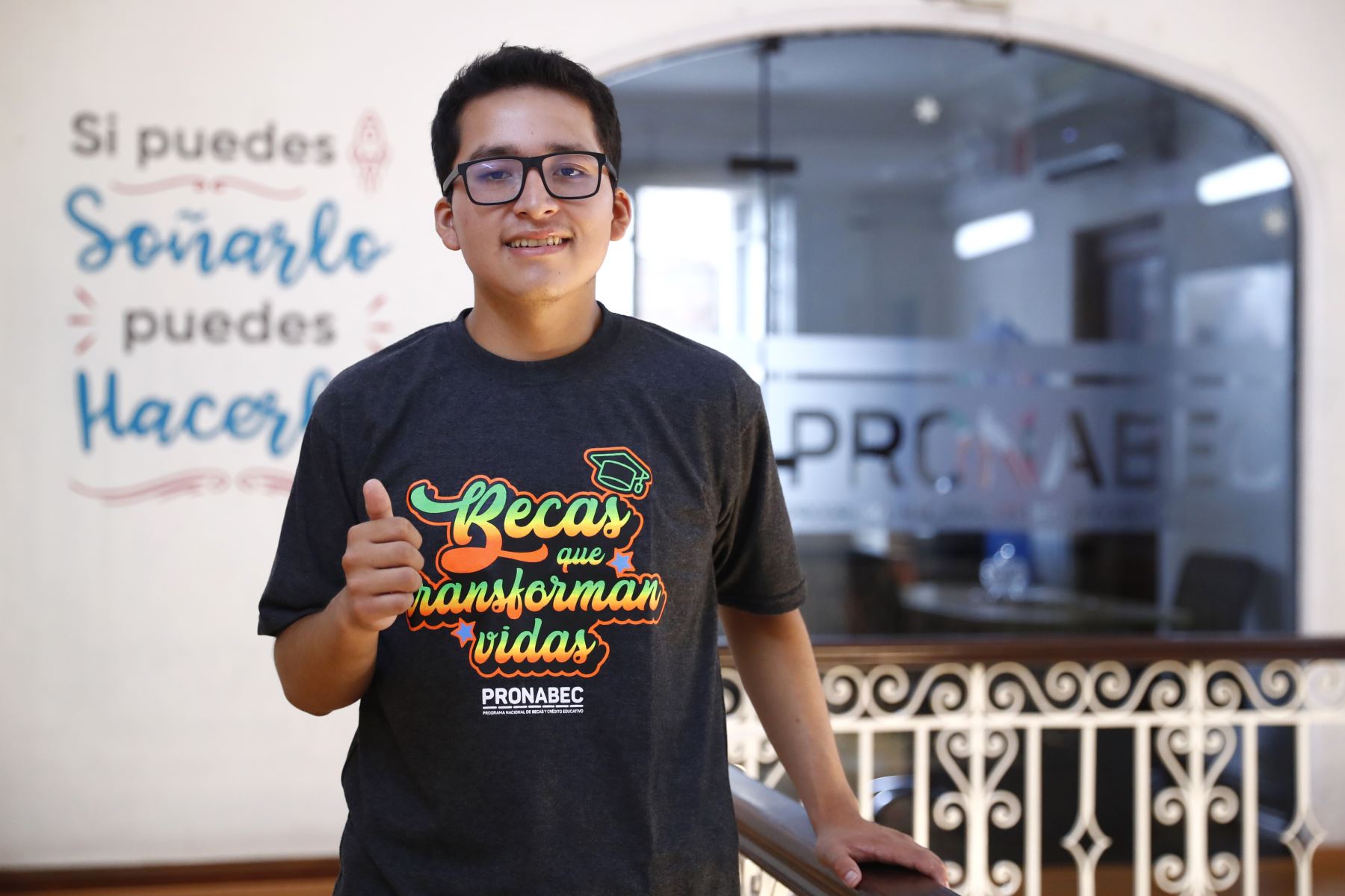 Bryan Zúñiga Castañeda, de 19 años de edad, es uno de los 4 mil jóvenes peruanos que fueron seleccionados ganadores del primer concurso del programa Beca 18 - 2024. Él alcanzó la beca como primer puesto a nivel general en la modalidad ordinaria, y ahora podrá estudiar la carrera de Medicina Humana en la UNMSM. Foto: ANDINA/Daniel Bracamonte