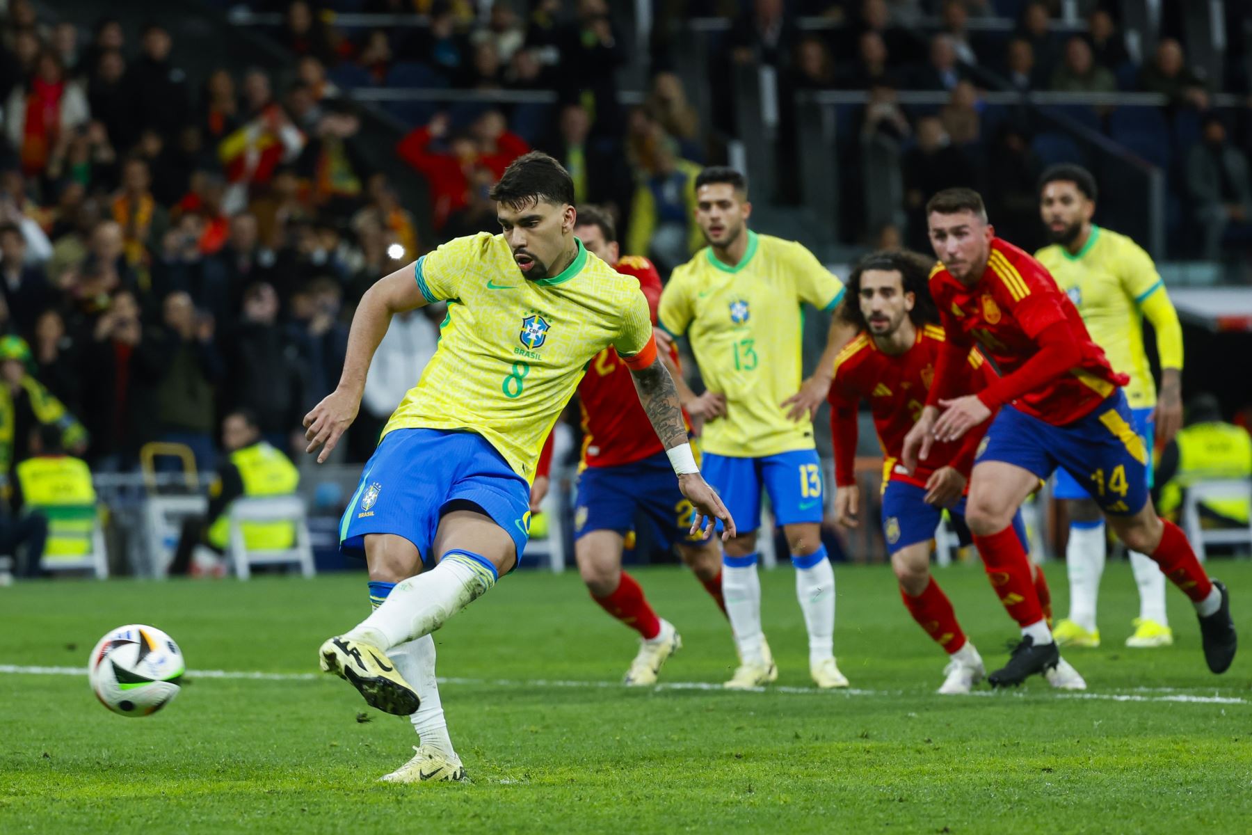 Las selecciones de Brasil y España empataron en el amistoso contra el racismo que se jugó este martes 26 en Madrid. Foto: EFE