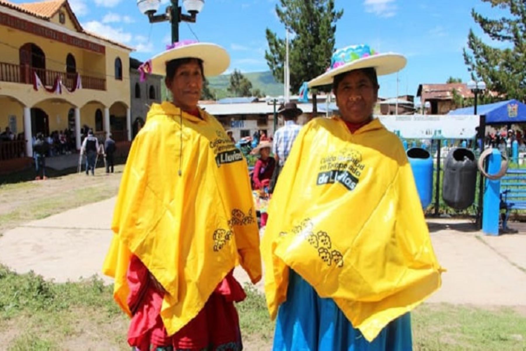 El lote de ponchos impermeables servirá para los moradores de las comunidades rurales de la provincia limeña de Huaura. Foto: Minsa