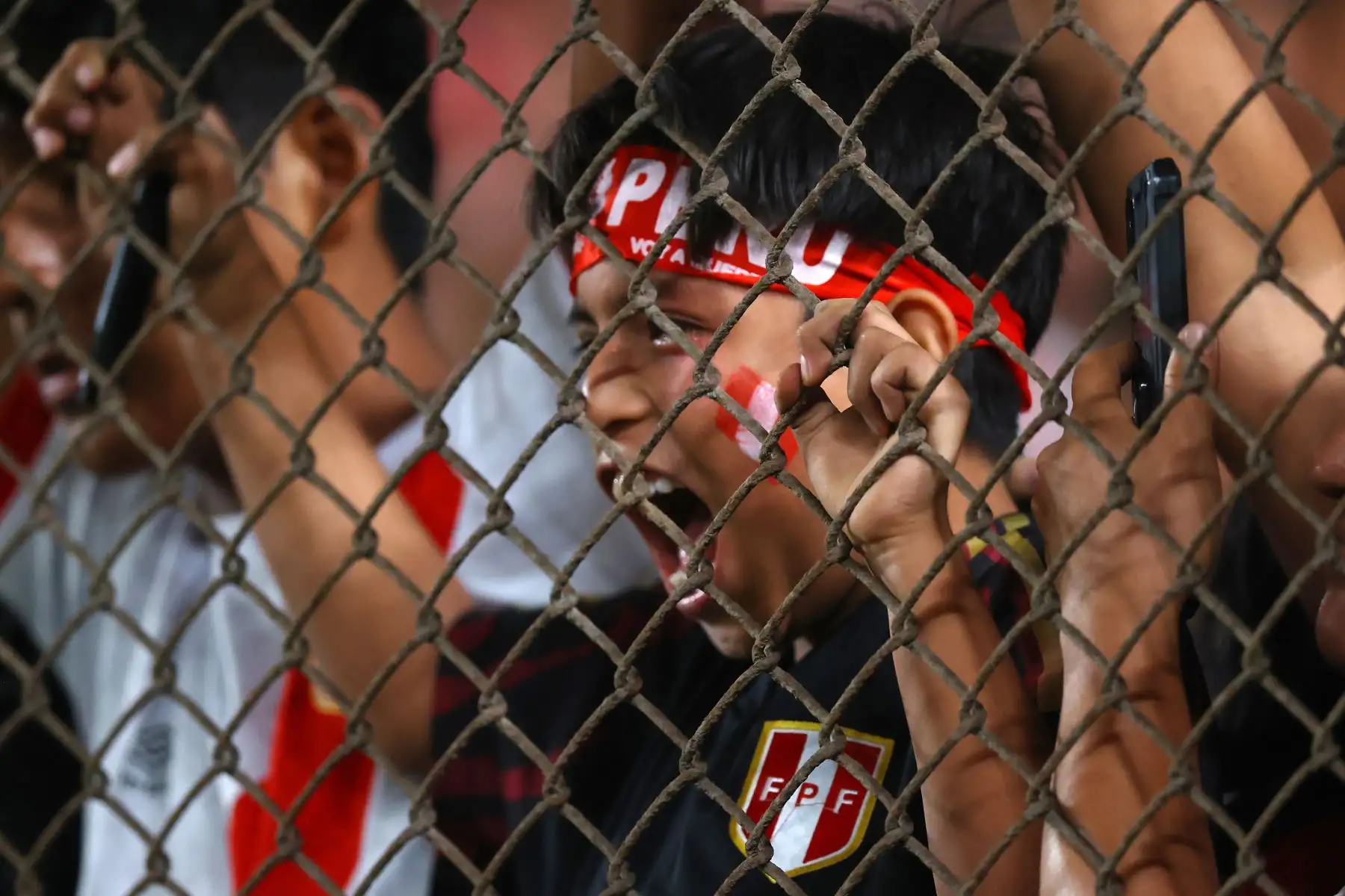 Hinchas peruanos asisten al estadio Monumental, en el distrito de Ate, para alentar a la selección peruana que esta noche se enfrenta a la escuadra de República Dominicana.
Foto: ANDINA/Carlos Lezama Villantoy