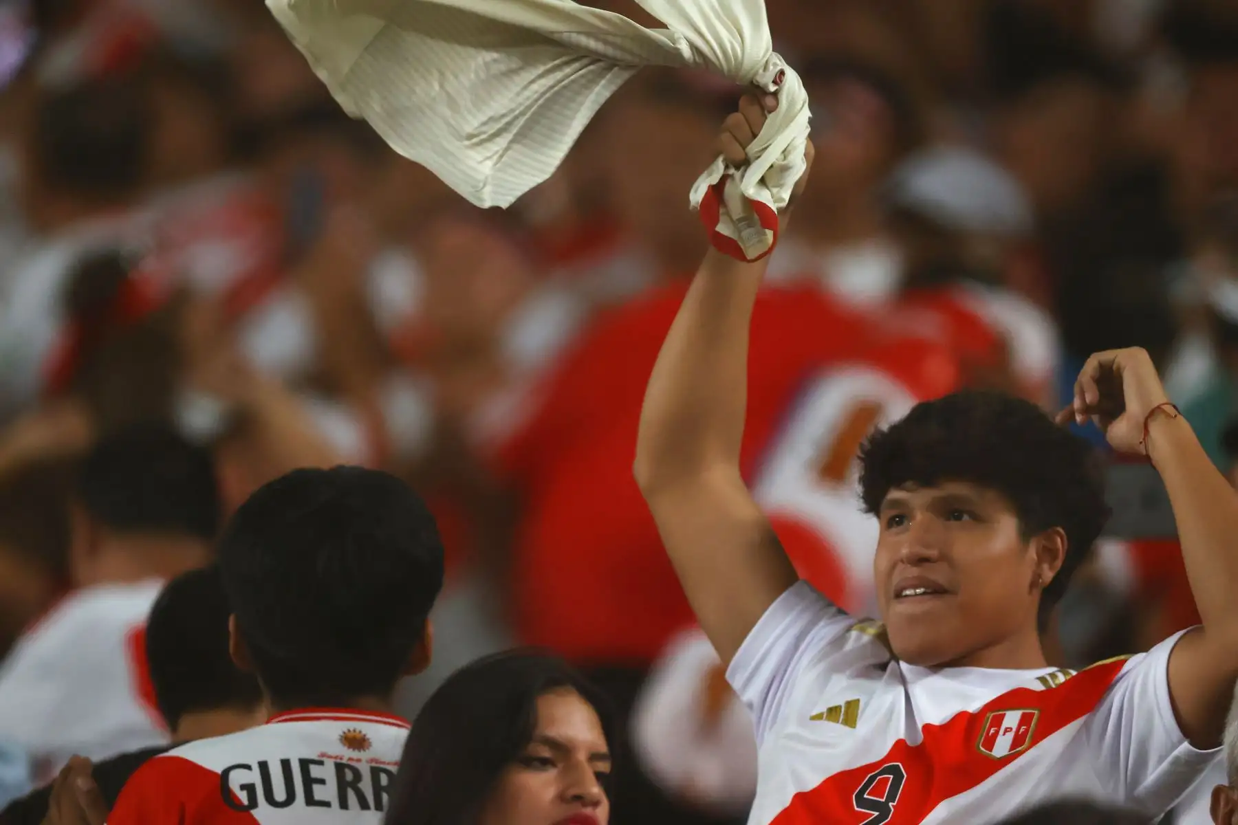 Hinchas peruanos asisten al estadio Monumental, en el distrito de Ate, para alentar a la selección peruana que esta noche se enfrenta a la escuadra de República Dominicana.
Foto: ANDINA/Carlos Lezama Villantoy