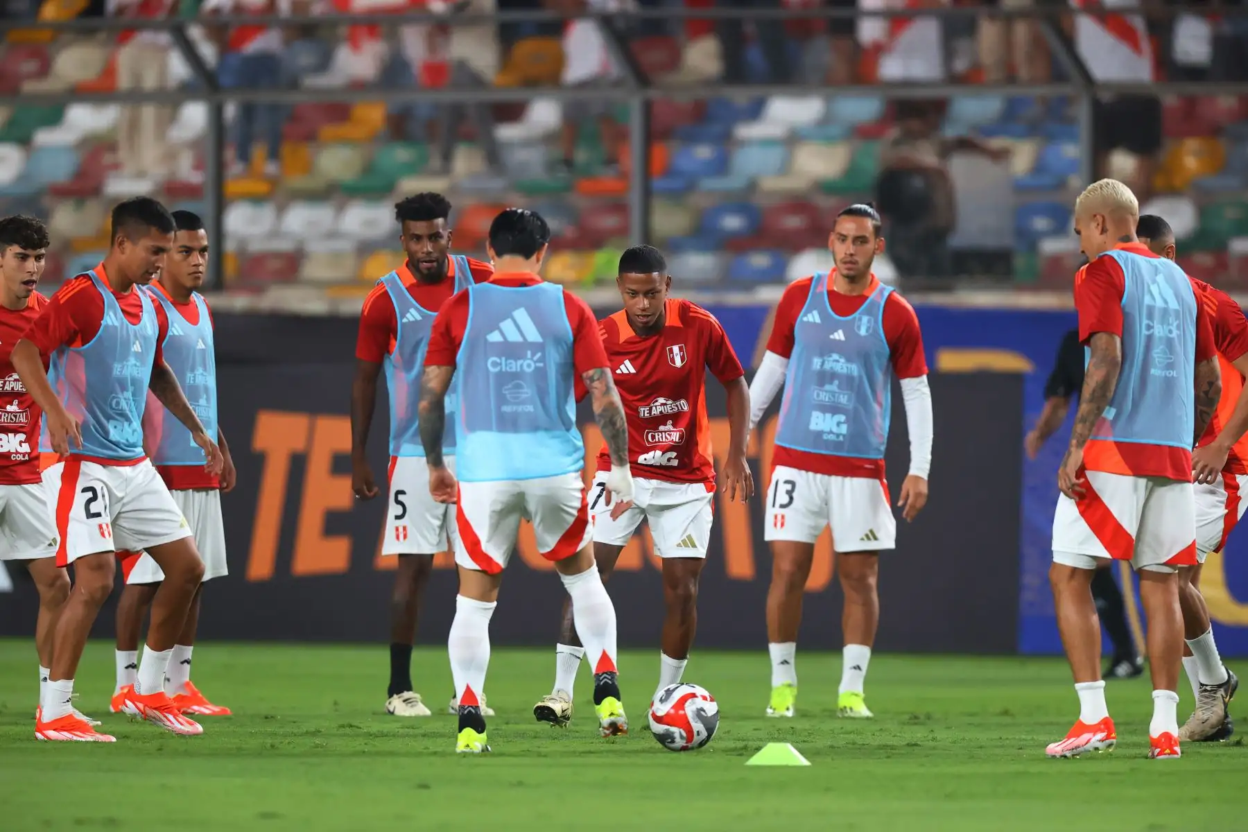 Entrenamiento de la selección peruana, previo al partido contra República Dominicana en el estadio Monumental, en el distrito de Ate. En la imagen Luis Advíncula. 
Foto: ANDINA/Carlos Lezama Villantoy