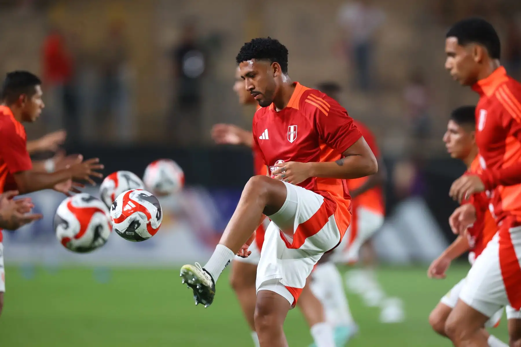 Entrenamiento de la selección peruana, previo al partido contra República Dominicana en el estadio Monumental, en el distrito de Ate. En la imagen Sergio Peña.
Foto: ANDINA/Carlos Lezama Villantoy