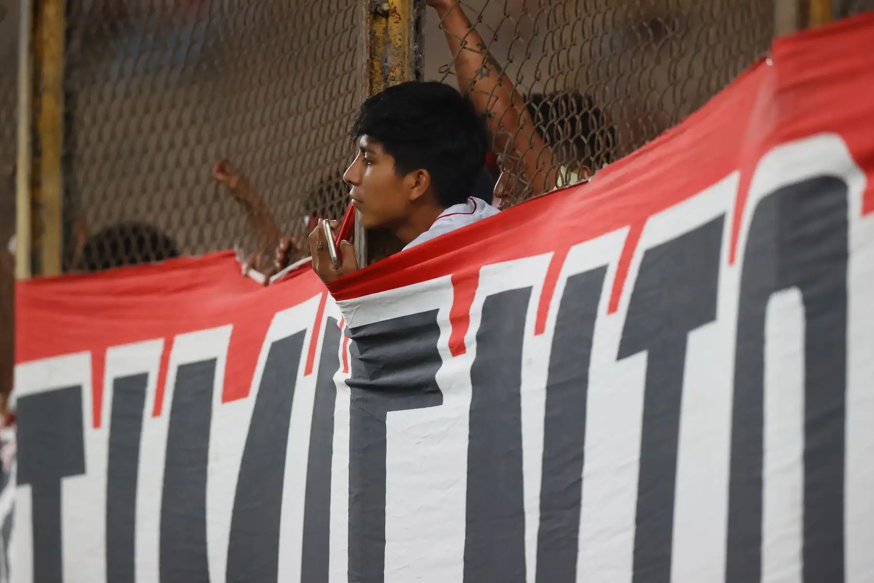 Hinchas peruanos asisten al estadio Monumental, en el distrito de Ate, para alentar a la selección peruana que esta noche se enfrenta a la escuadra de República Dominicana.
Foto: ANDINA/Carlos Lezama Villantoy