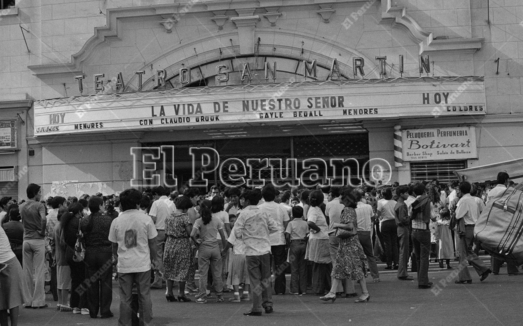 Lima - 17 abril 1981 / Limeños asisten a los cines en Semana Santa. La película "La vida de nuestro Señor" en el cine San Martín captó gran interés en Viernes Santo. Foto: Archivo Histórico de El Peruano /  Alejandro Aguirre