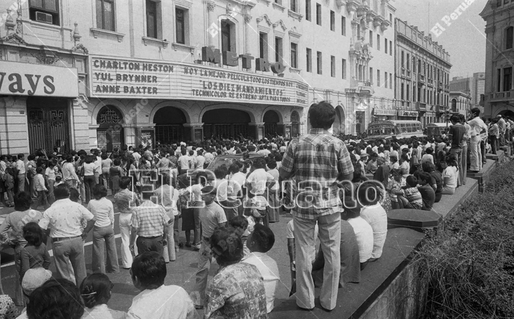 Lima - 24 marzo 1978 / Decenas de personas se aglomeran en la entrada del cine Metro para ver la película "Los Diez Mandamientos" en Viernes Santo. Foto: Archivo Histórico de El Peruano / Alejandro Aguirre
