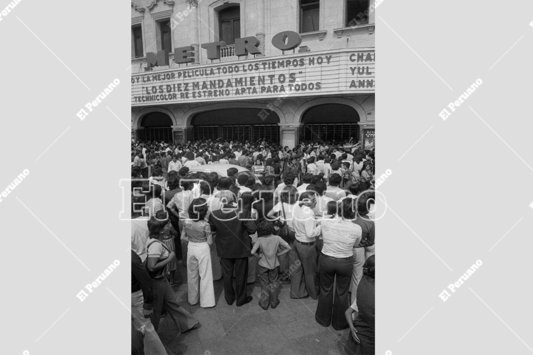 Lima - 24 marzo 1978 / Decenas de personas se aglomeran en la entrada del cine Metro para ver la película "Los Diez Mandamientos" en Viernes Santo. Foto: Archivo Histórico de El Peruano / Alejandro Aguirre