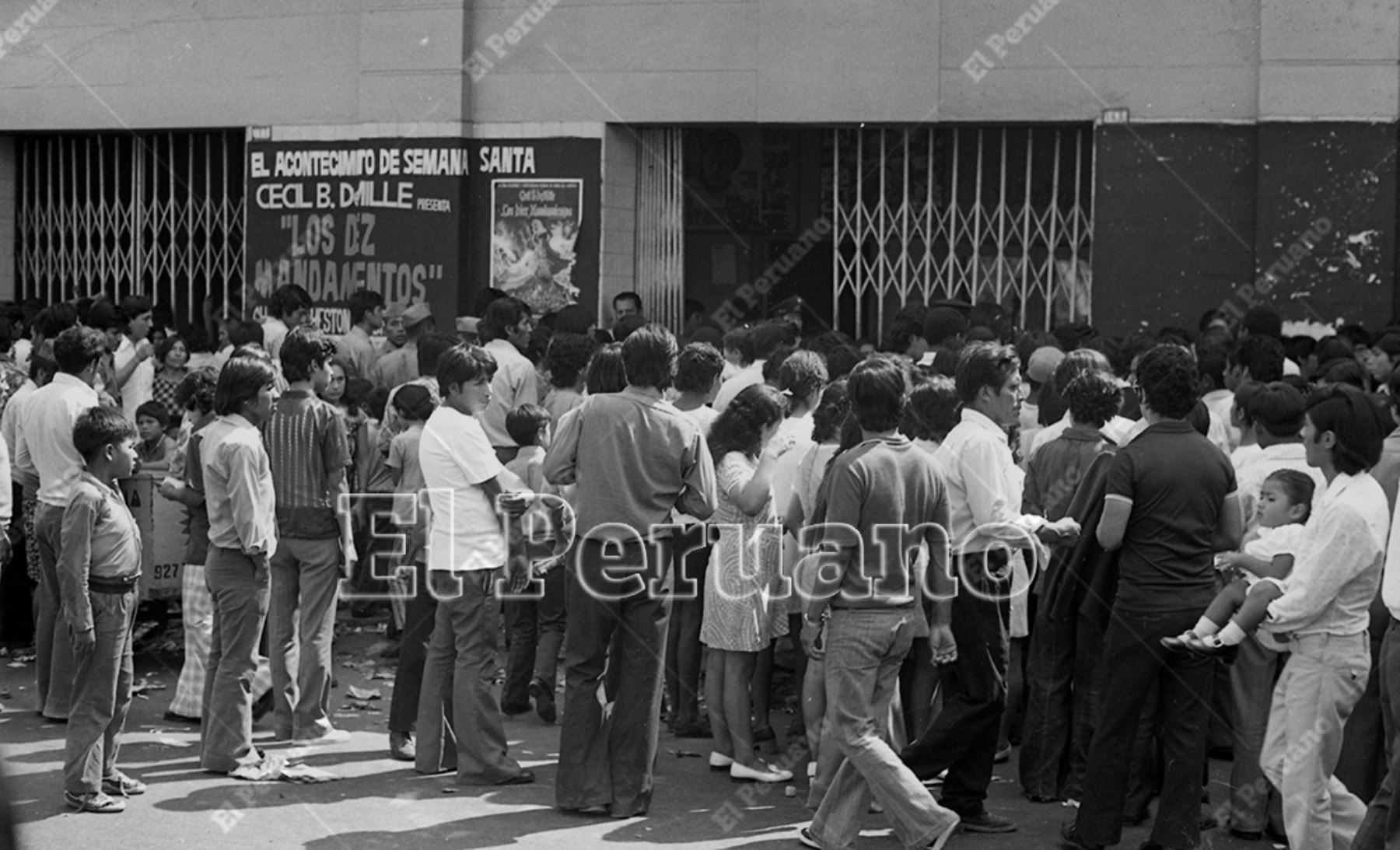 Lima - 28 marzo 1975 / En Viernes Santo decenas de personas forman colas en el cine Beverly para ver el filme "Los diez mandamientos". Foto: Archivo Histórico El Peruano