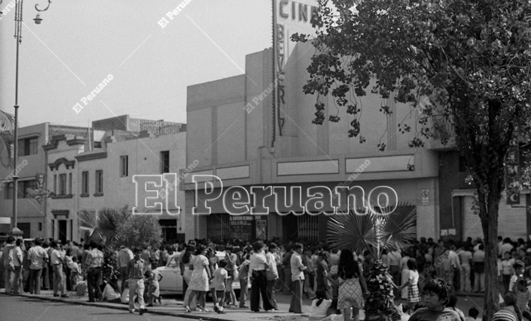 Lima - 28 marzo 1975 / En Viernes Santo decenas de personas forman colas en el cine Beverly para ver el filme "Los diez mandamientos". Foto: Archivo Histórico El Peruano