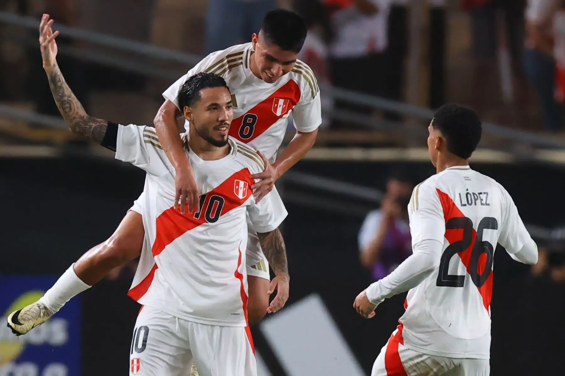 El jugador de la selección peruana, Sergio Peña celebra su gol anotado ante  República Dominicana, en un partido amistoso que se disputa en el estadio Monumental de Ate. 
Foto: ANDINA/Carlos Lezama Villantoy