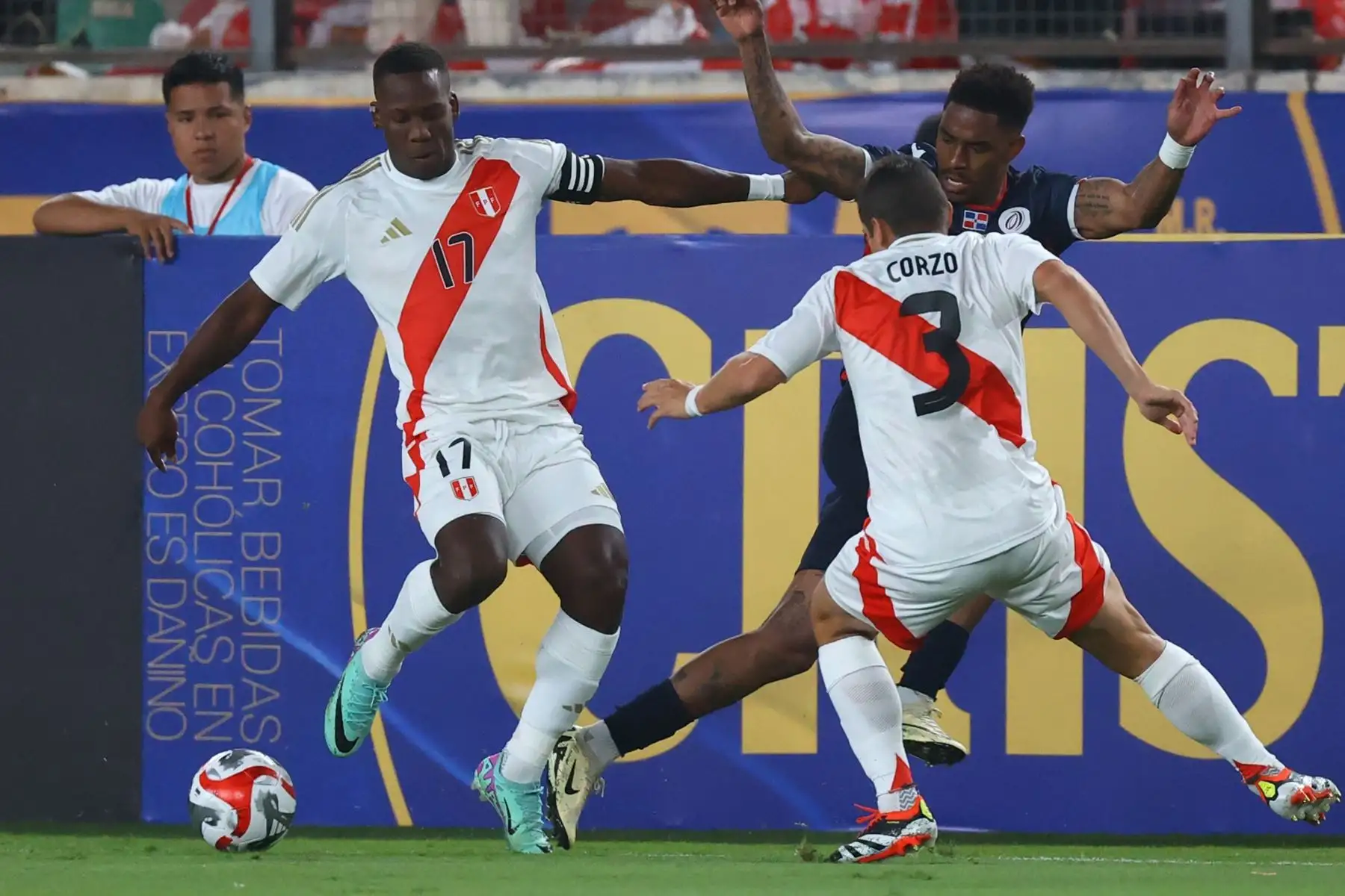 Luis Advíncula de la selección peruana disputa el balón con el jugador  de República Dominicana, en un partido amistoso que se disputa en el estadio Monumental de Ate. 
Foto: ANDINA/Carlos Lezama Villantoy