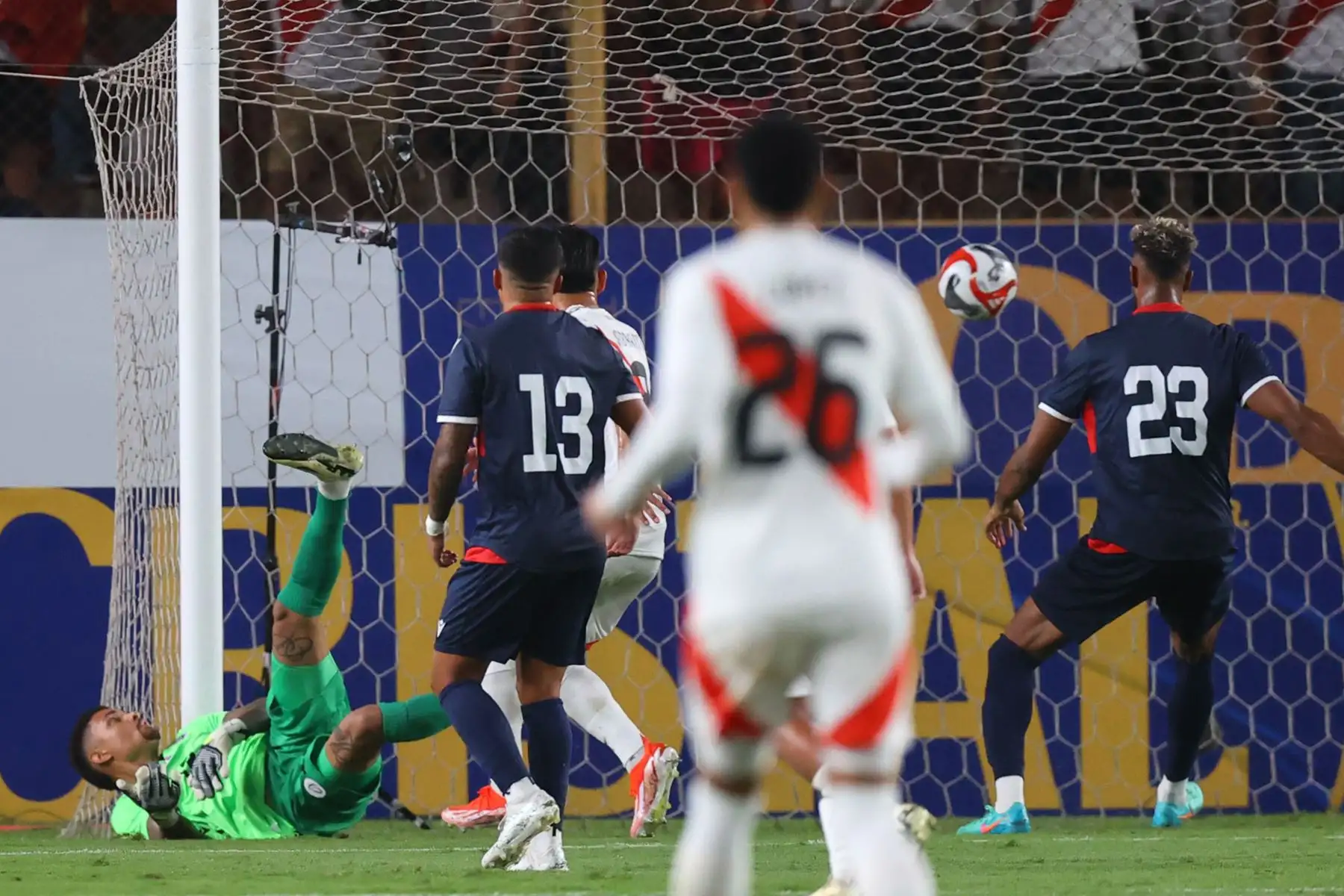 El jugador de la selección peruana, Sergio Peña anota su gol  ante  República Dominicana, en un partido amistoso que se disputa en el estadio Monumental de Ate. 
Foto: ANDINA/Carlos Lezama Villantoy
