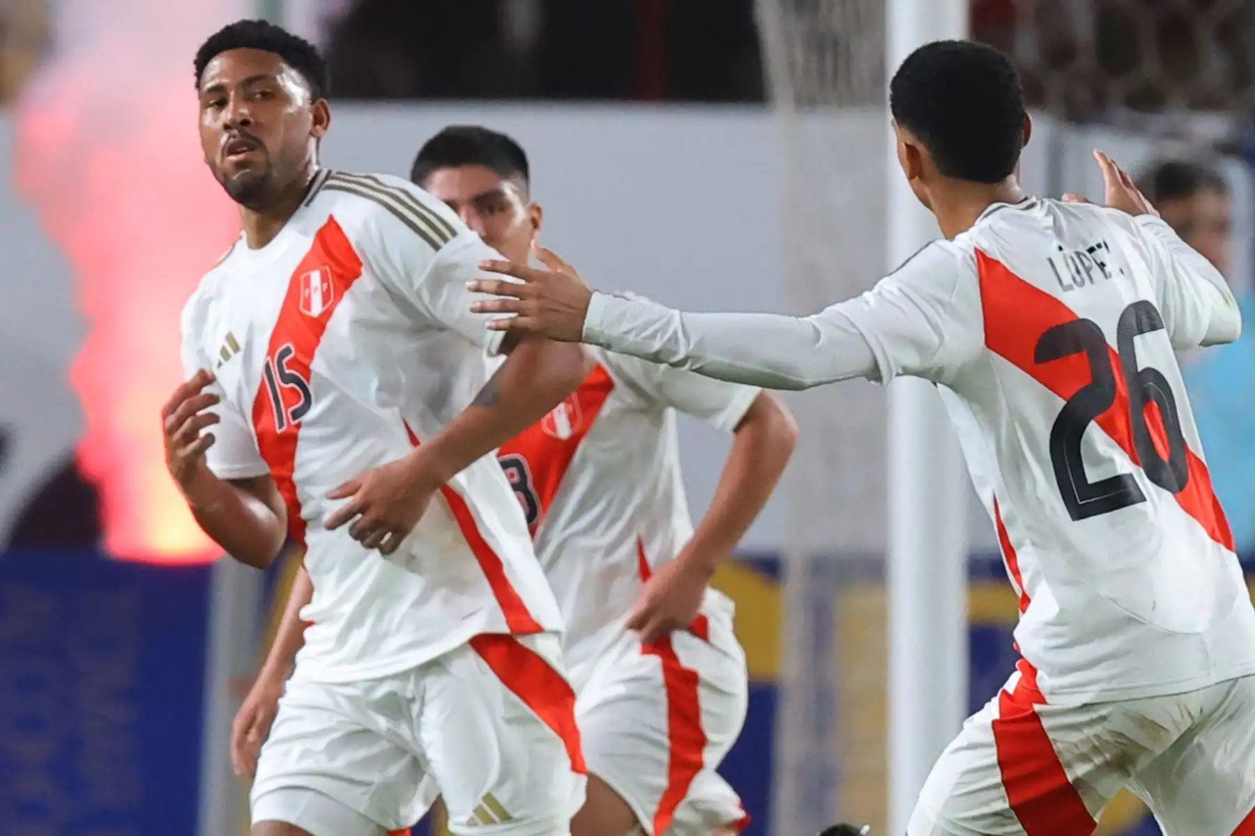 El jugador de la selección peruana, Jesús Castillo celebra su gol anotado ante  República Dominicana, en un partido amistoso que se disputa en el estadio Monumental de Ate. 
Foto: ANDINA/Carlos Lezama Villantoy