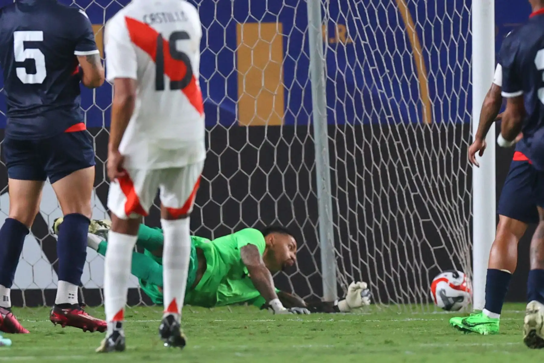 El jugador de la selección peruana, Jesús Castillo anota su gol  ante  República Dominicana, en un partido amistoso que se disputa en el estadio Monumental de Ate. 
Foto: ANDINA/Carlos Lezama Villantoy