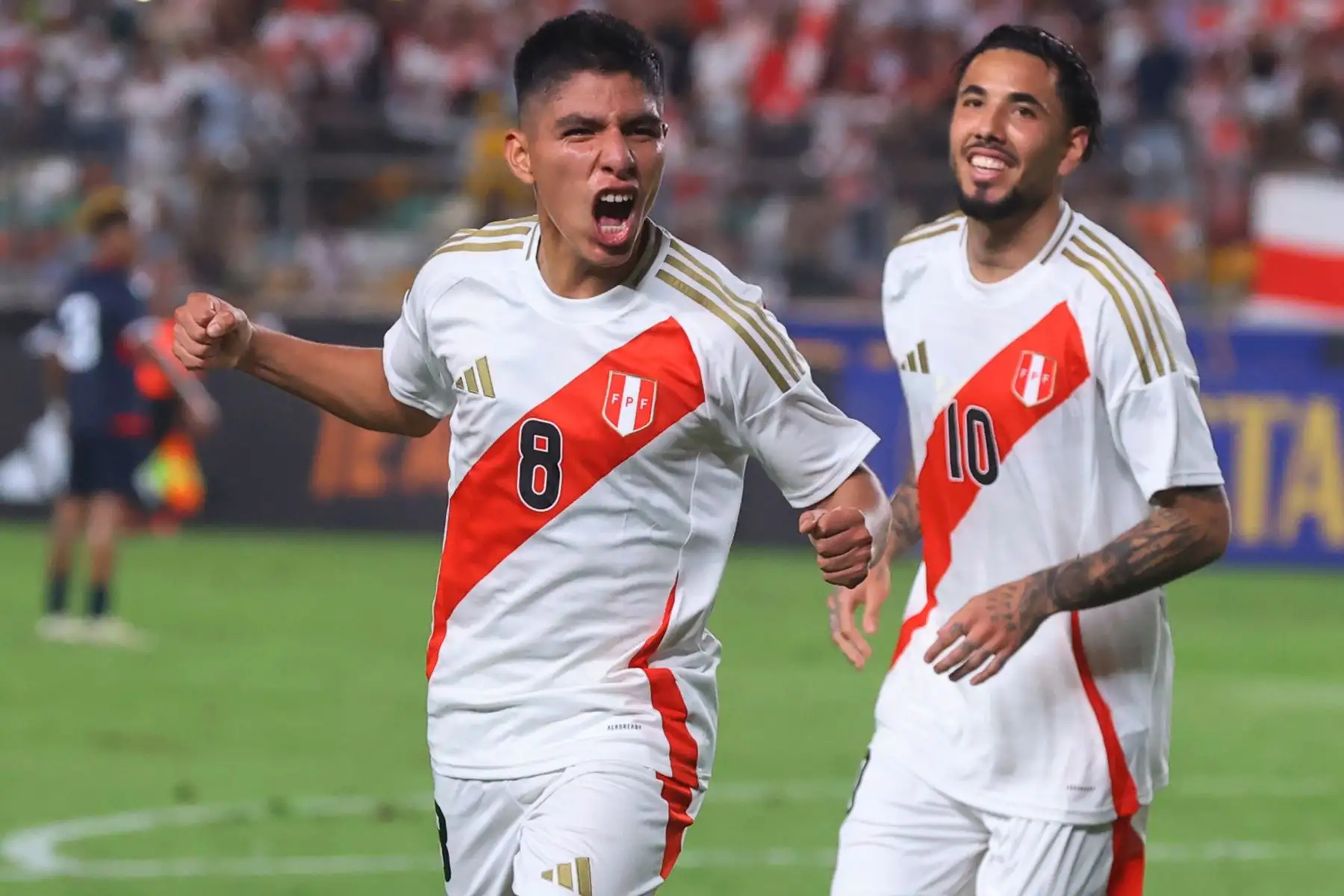 El jugador de la selección peruana, Piero Quispe celebra su gol anotado ante  República Dominicana, en un partido amistoso que se disputa en el estadio Monumental de Ate. 
Foto: ANDINA/Carlos Lezama Villantoy