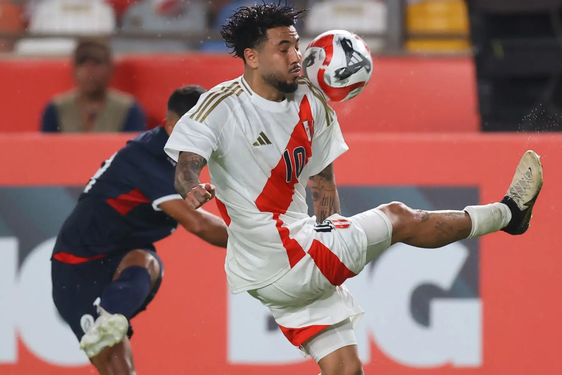 Sergio Peña de la selección peruana disputa el balón con el jugador  de República Dominicana, en un partido amistoso que se disputa en el estadio Monumental de Ate. 
Foto: ANDINA/Carlos Lezama Villantoy