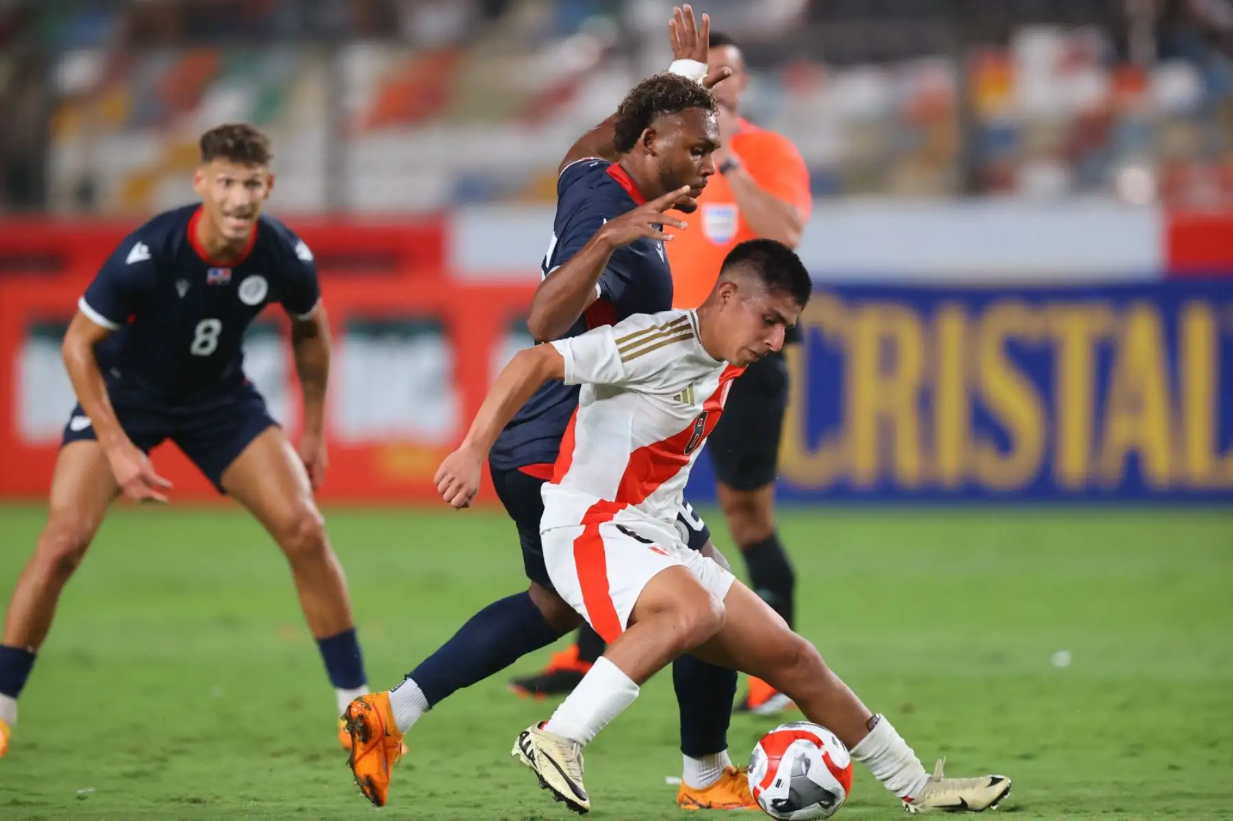 Piero Quispe de la selección peruana disputa el balón con el jugador  de República Dominicana, en un partido amistoso que se disputa en el estadio Monumental de Ate. 
Foto: ANDINA/Carlos Lezama Villantoy
