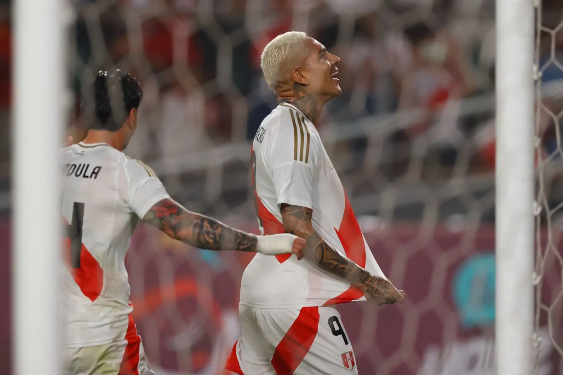 El jugador de la selección peruana, Paolo Guerrero celebra su gol anotado ante  República Dominicana, en un partido amistoso que se disputa en el estadio Monumental de Ate. 
Foto: ANDINA/Carlos Lezama Villantoy