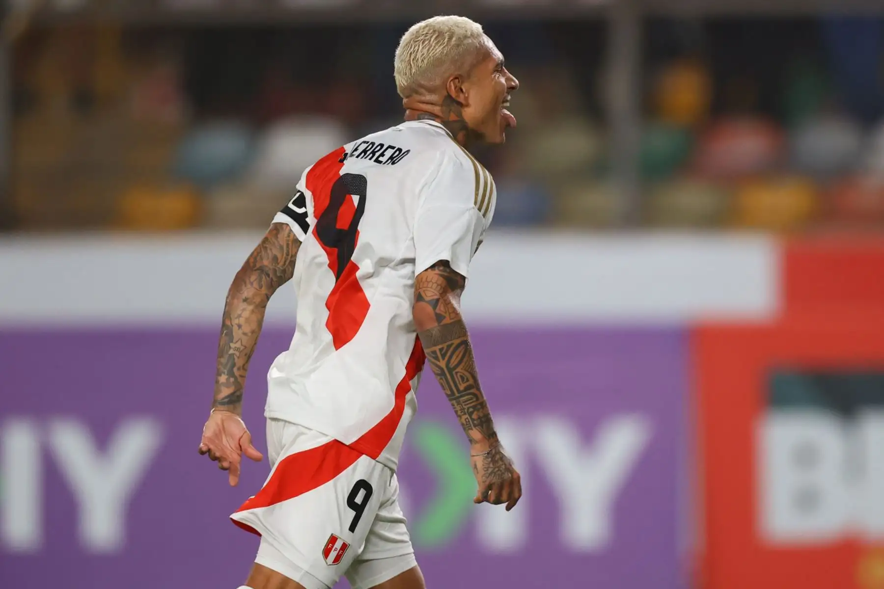 El jugador de la selección peruana, Paolo Guerrero celebra su gol anotado ante  República Dominicana, en un partido amistoso que se disputa en el estadio Monumental de Ate. 
Foto: ANDINA/Carlos Lezama Villantoy