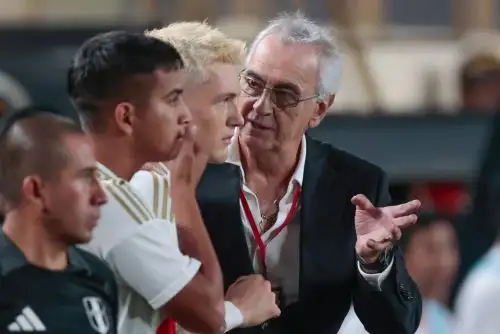Jorge Fossati y Oliver Sonne, durante el partido de la selección peruana contra República Dominicana. Foto: ANDINA/ Carlos Lezama Villantoy