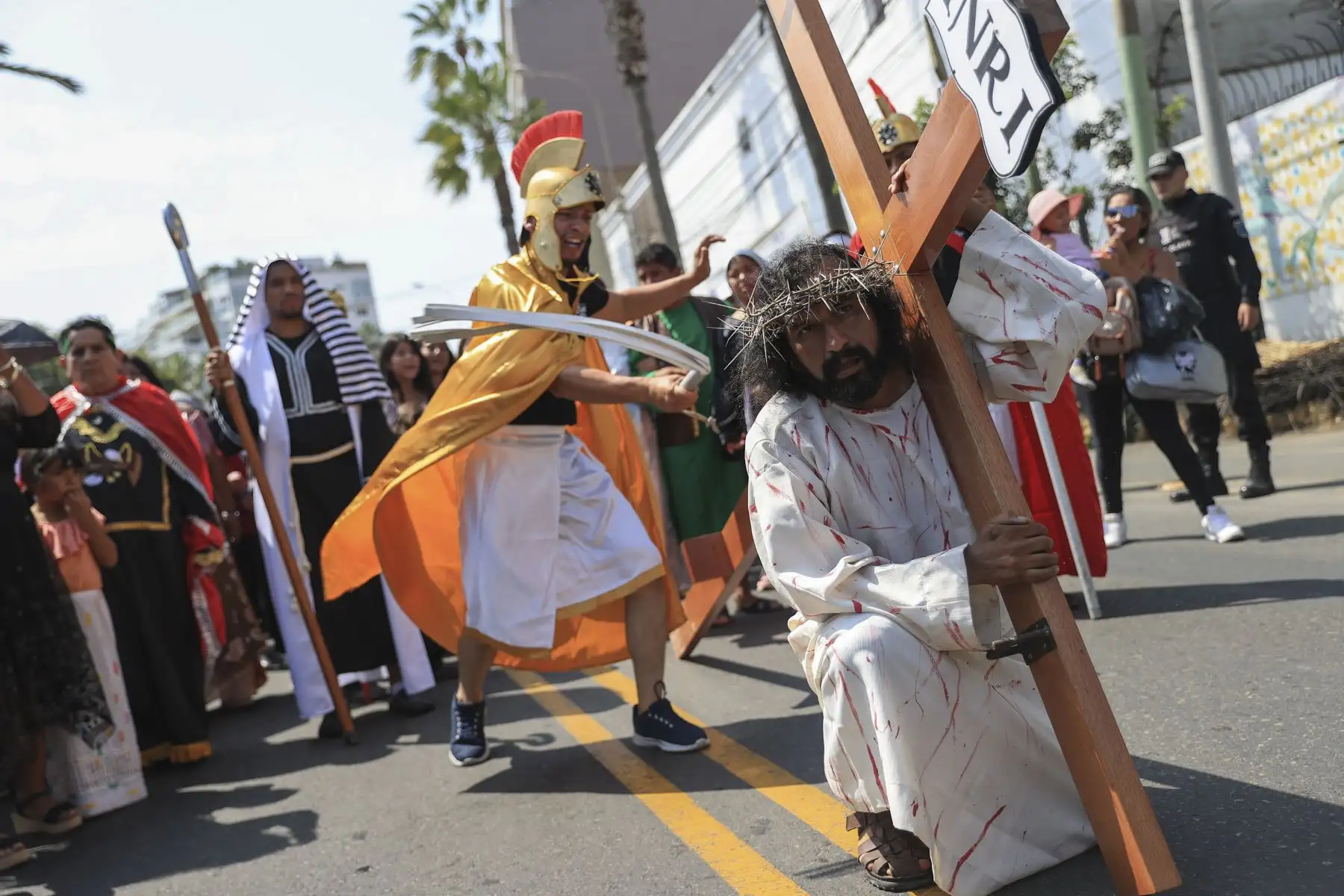 El Miércoles Santo significó para el distrito realizar por primera vez una escenificación y peregrinación en Semana Santa hacia el Morro Solar. Foto: ANDINA/ Jhonel Rodríguez Robles