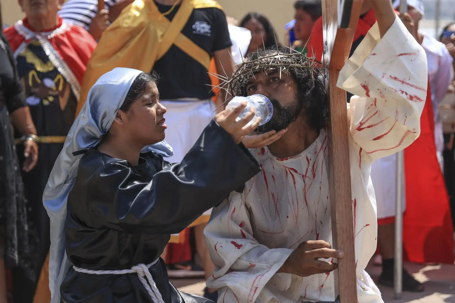 Las 14 estaciones de la Pasión de Cristo fueron recreadas por los integrantes de la agrupación teatral 