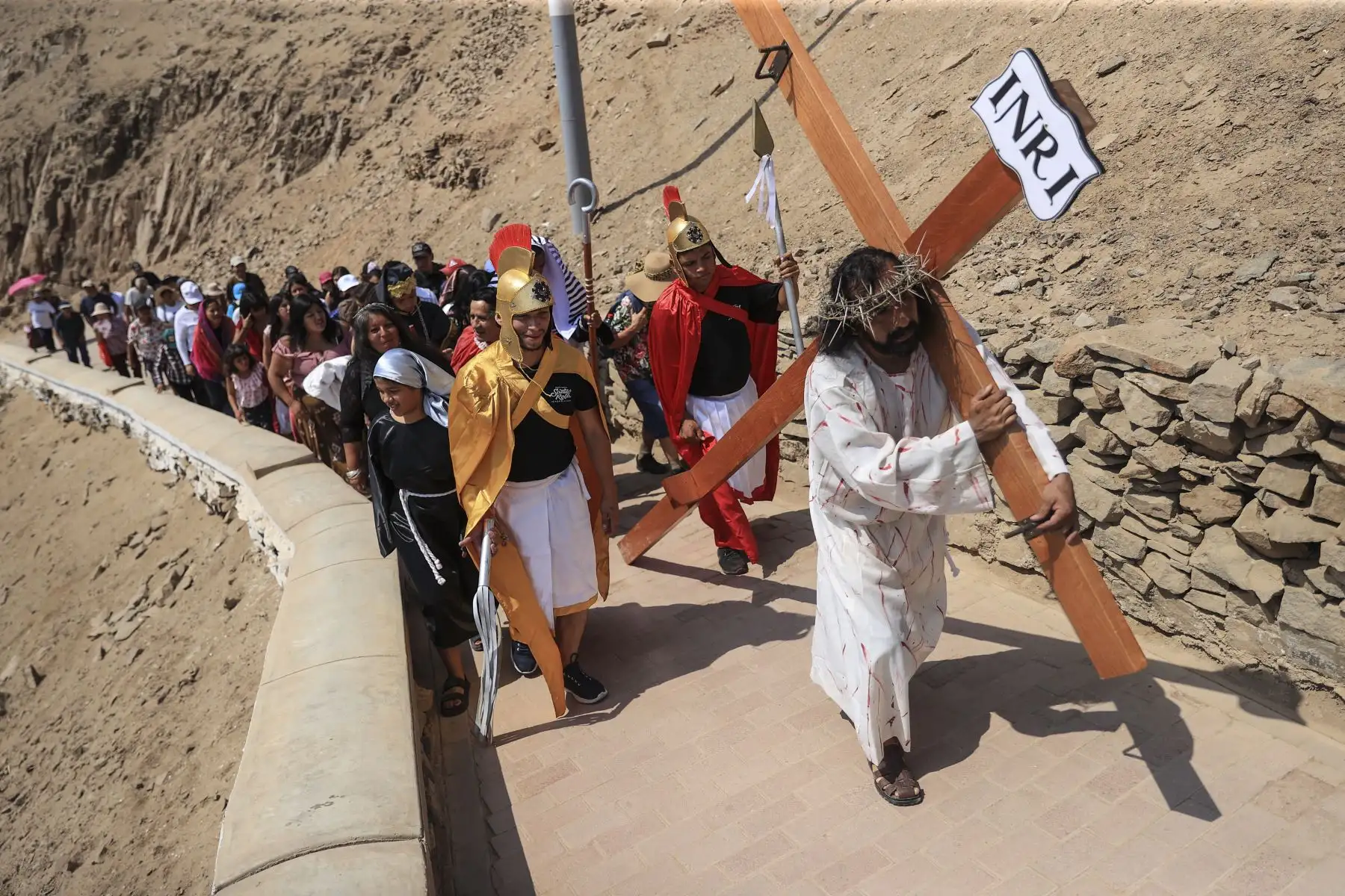 Las 14 estaciones de la Pasión de Cristo fueron recreadas por los integrantes de la agrupación teatral 