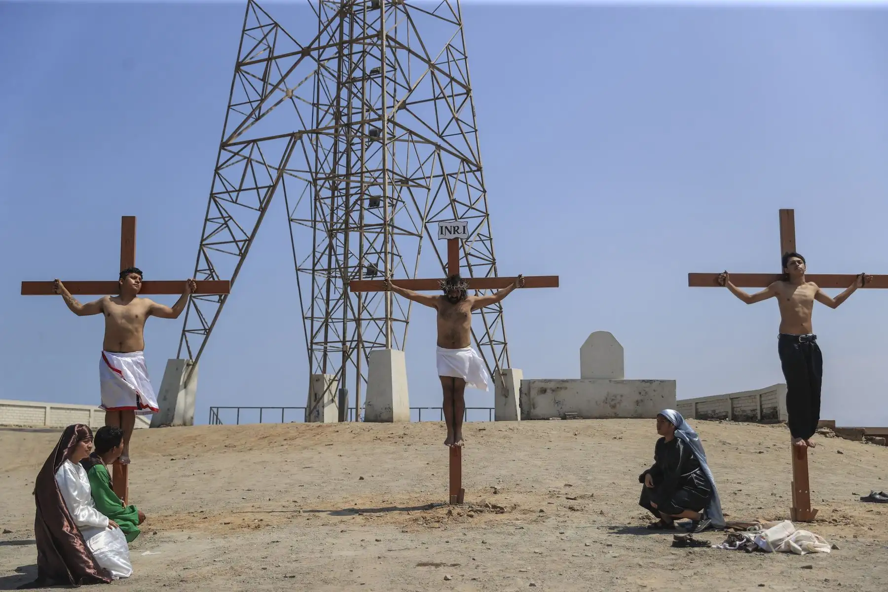 Con la participación de más de 40 actores en escena y la presencia de vecinos y  escolares, la Municipalidad de Chorrillos realizó este miércoles Santo, la escenificación del Vía Crucis de Jesucristo en el emblemático Morro Solar.  Foto: ANDINA/ Jhonel Rodríguez Robles
