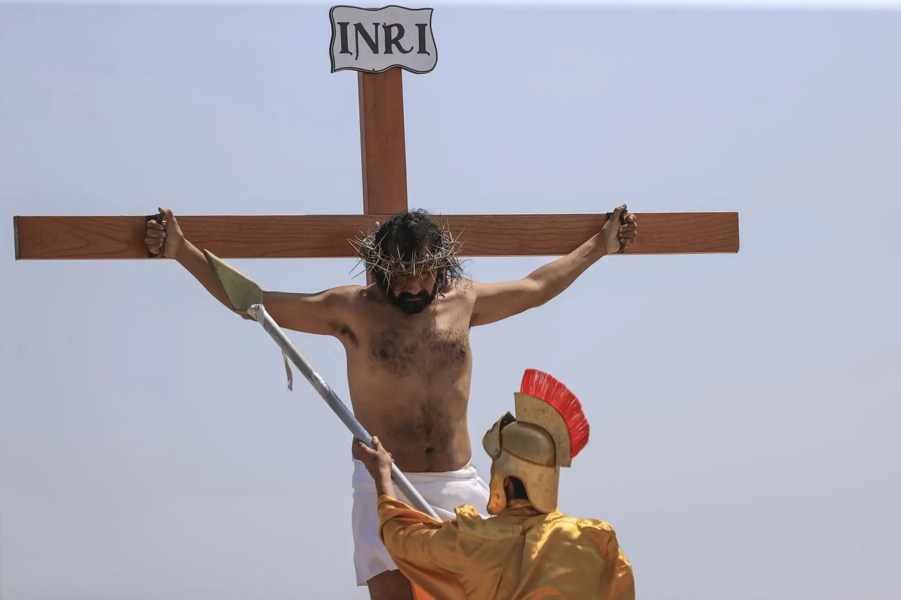 Con la participación de más de 40 actores en escena y la presencia de vecinos y  escolares, la Municipalidad de Chorrillos realizó este miércoles Santo, la escenificación del Vía Crucis de Jesucristo en el emblemático Morro Solar.  Foto: ANDINA/ Jhonel Rodríguez Robles