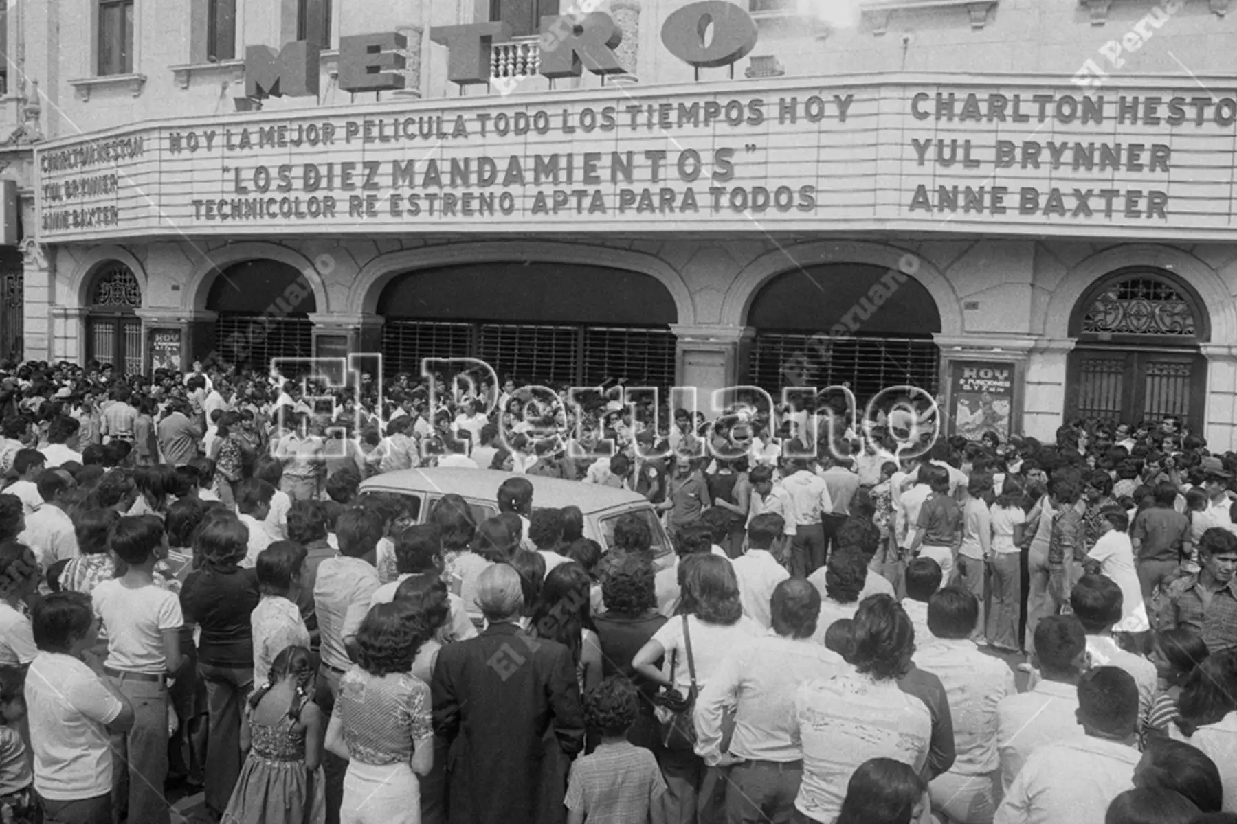 Lima - 24 marzo 1978 / Decenas de personas se aglomeran en la entrada del cine Metro para ver la película "Los Diez Mandamientos" en Viernes Santo. Foto: Archivo Histórico de El Peruano / Alejandro Aguirre