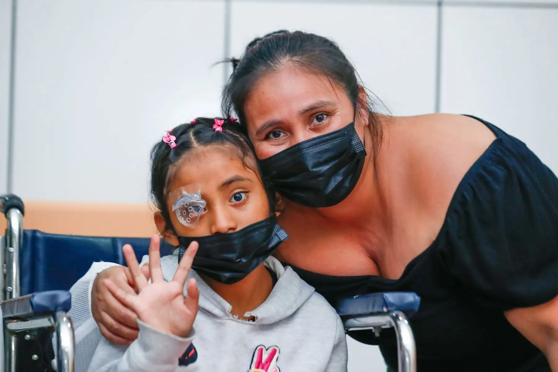 Nicol tiene 9 años de edad y es natural de Huarmey, en Áncash. Se le diagnosticó leucoma corneal, por lo que se le tuvo que realizar con urgencia un trasplante de córnea en el Instituto Nacional de Salud del Niño San Borja. Foto: ANDINA/Daniel Bracamonte