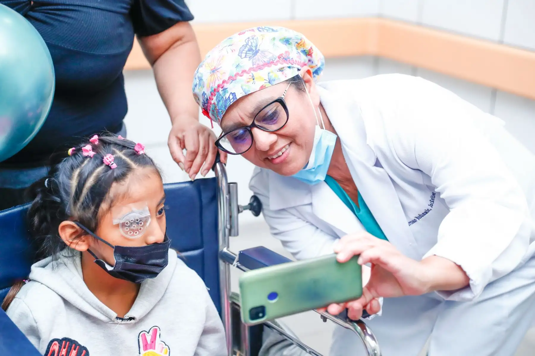 Nicol tiene 9 años de edad y es natural de Huarmey, en Áncash. Se le diagnosticó leucoma corneal, por lo que se le tuvo que realizar con urgencia un trasplante de córnea en el Instituto Nacional de Salud del Niño San Borja. Foto: ANDINA/Daniel Bracamonte