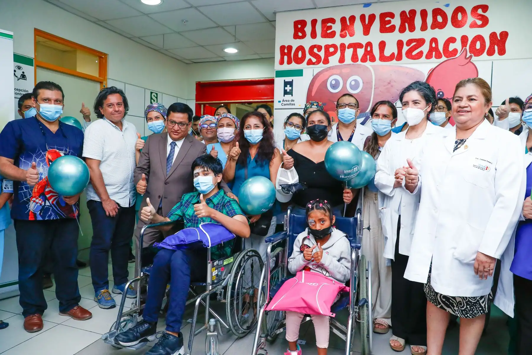 El ministro de Salud, César Vásquez, y la directora general del Instituto Nacional de Salud del Niño San Borja, Zulema Tomás, presidieron la presentación en publico de los dos menores de edad a los que se les realizó trasplante de córnea en la institución. Foto: ANDINA/Daniel Bracamonte