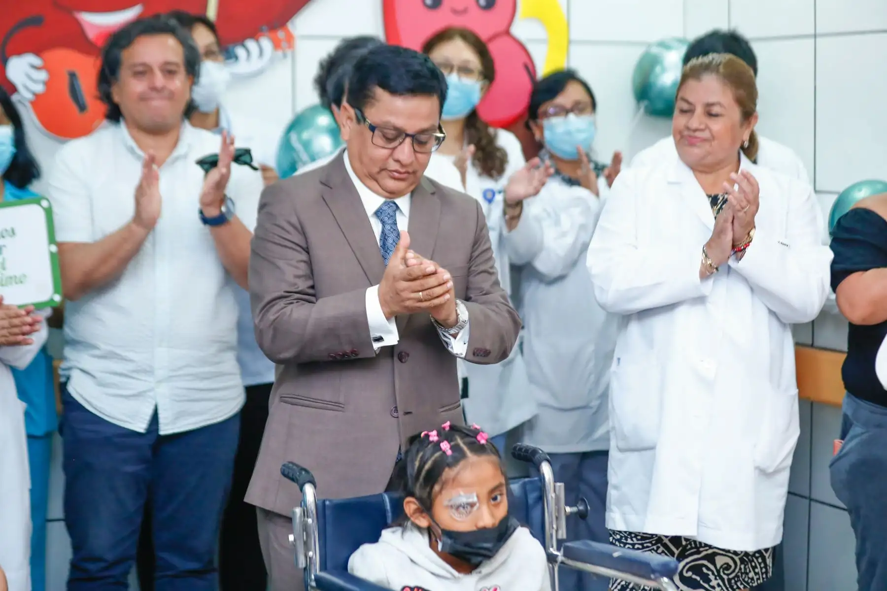 El ministro de Salud, César Vásquez, y la directora general del Instituto Nacional de Salud del Niño San Borja, Zulema Tomás, presidieron la presentación en publico de los dos menores de edad a los que se les realizó trasplante de córnea en la institución. Foto: ANDINA/Daniel Bracamonte
