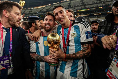 Lionel Messi y Ángel Di María de Argentina celebran hoy, tras ser campeones del mundo en la final del Mundial de Fútbol Qatar 2022 entre Argentina y Francia en el estadio de Lusail (Catar).