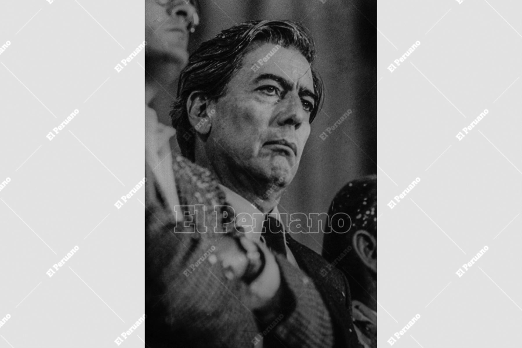 Lima - 21 agosto 1987 / El escritor Mario Vargas Llosa encabezó en la plaza San Martín un multitudinario mitin denominado "Encuentro por la Libertad"  en contra de la estatización de la banca. Foto: Archivo Histórico de El Peruano / Leoncio Mariscal
